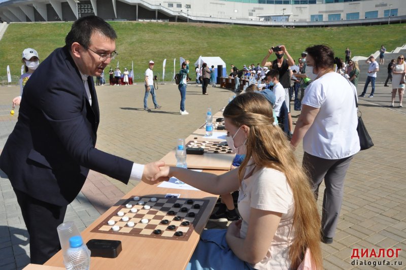 Сеанс одновременной игры в шашки с Тамарой Тансыккужиной.
