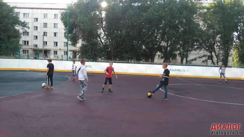 Товарищеский матч по футболу между дворовыми командами