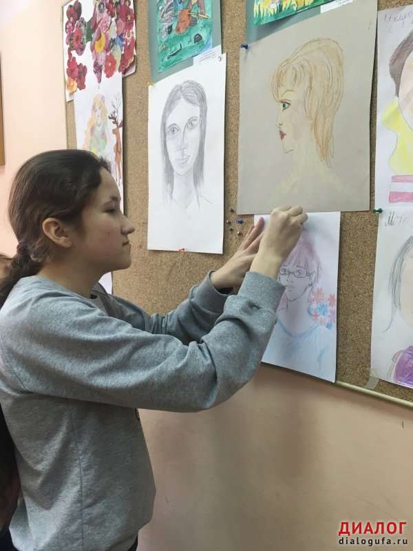 Выставка рисунков к Международному женскому дню «Портрет мамы»