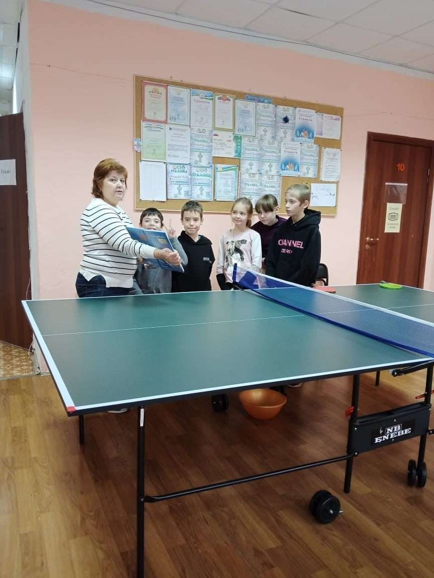 Воспитанники кружка настольного тенниса вместе с педагогом Мавринской Т
