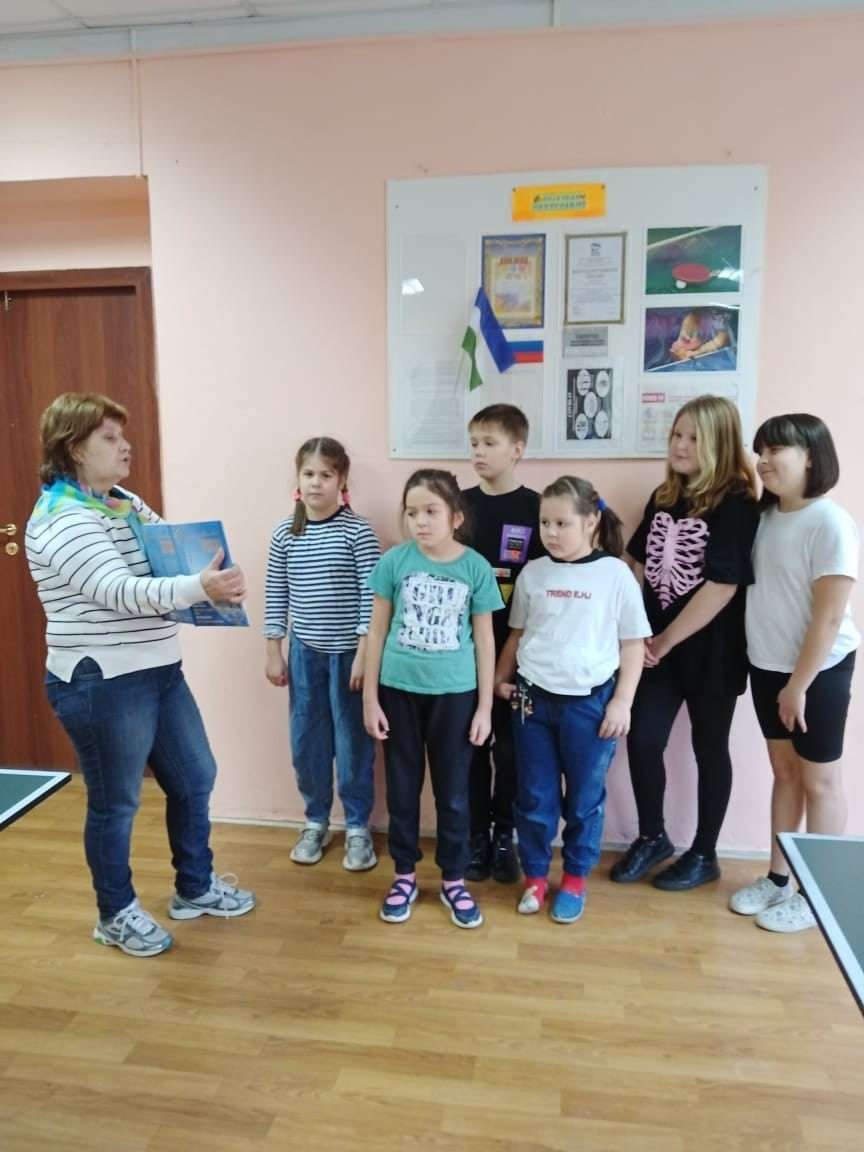 Воспитанники кружка настольного тенниса вместе с педагогом Мавринской Т
