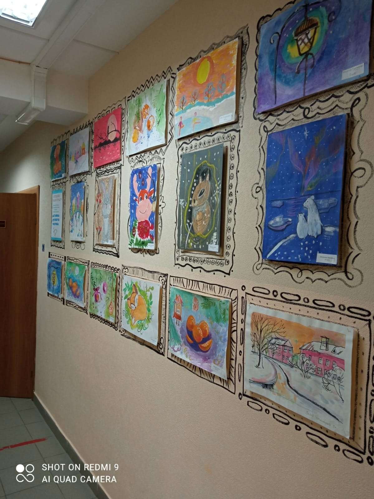 В Молодежном центре "Вираж" открылось новое творческое пространство, где в преддверии Нового года размещены детские рисунки студии изобразительного искусства "Палитра" под руководством педагога Р