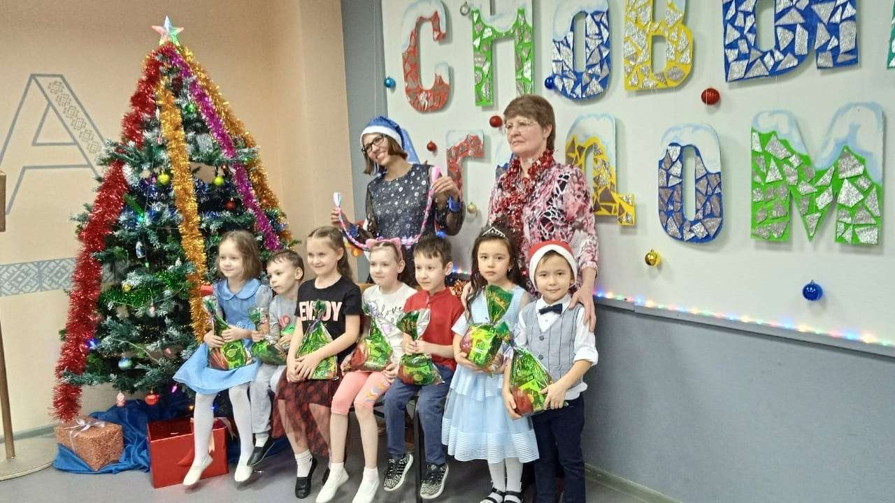 В канун Нового года в "Вираже" прошли праздничные мероприятия для детей 5-7 лет и 8-14 лет