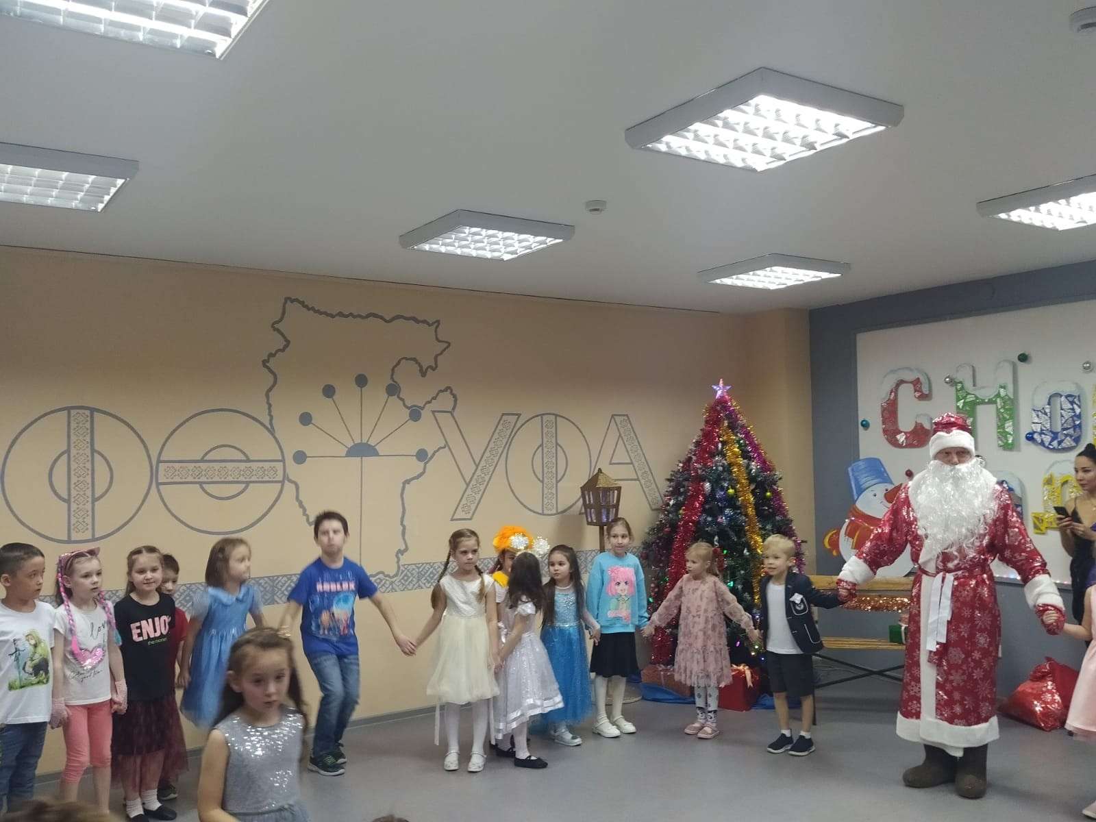 В канун Нового года в "Вираже" прошли праздничные мероприятия для детей 5-7 лет и 8-14 лет