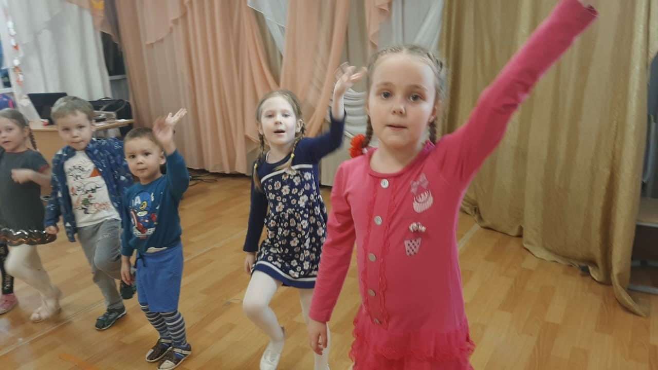 В вокальной студии "Раскрой свой голос" дети учатся азам овладения своим голосом, сценическому мастерству, техникой пластического и вокального искусства