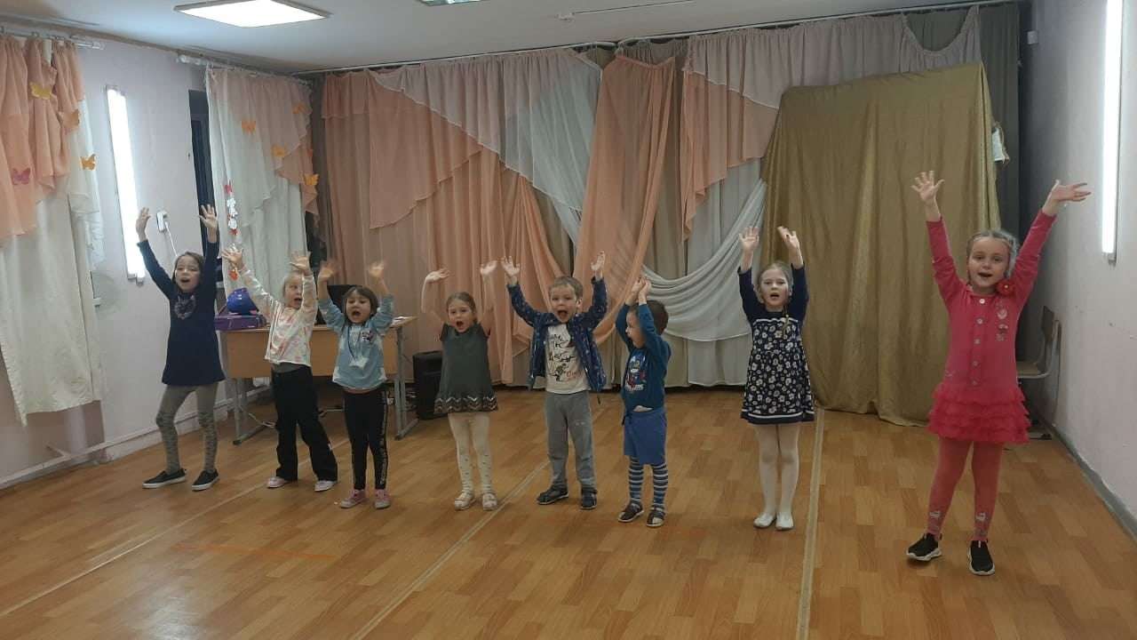 В вокальной студии "Раскрой свой голос" дети учатся азам овладения своим голосом, сценическому мастерству, техникой пластического и вокального искусства