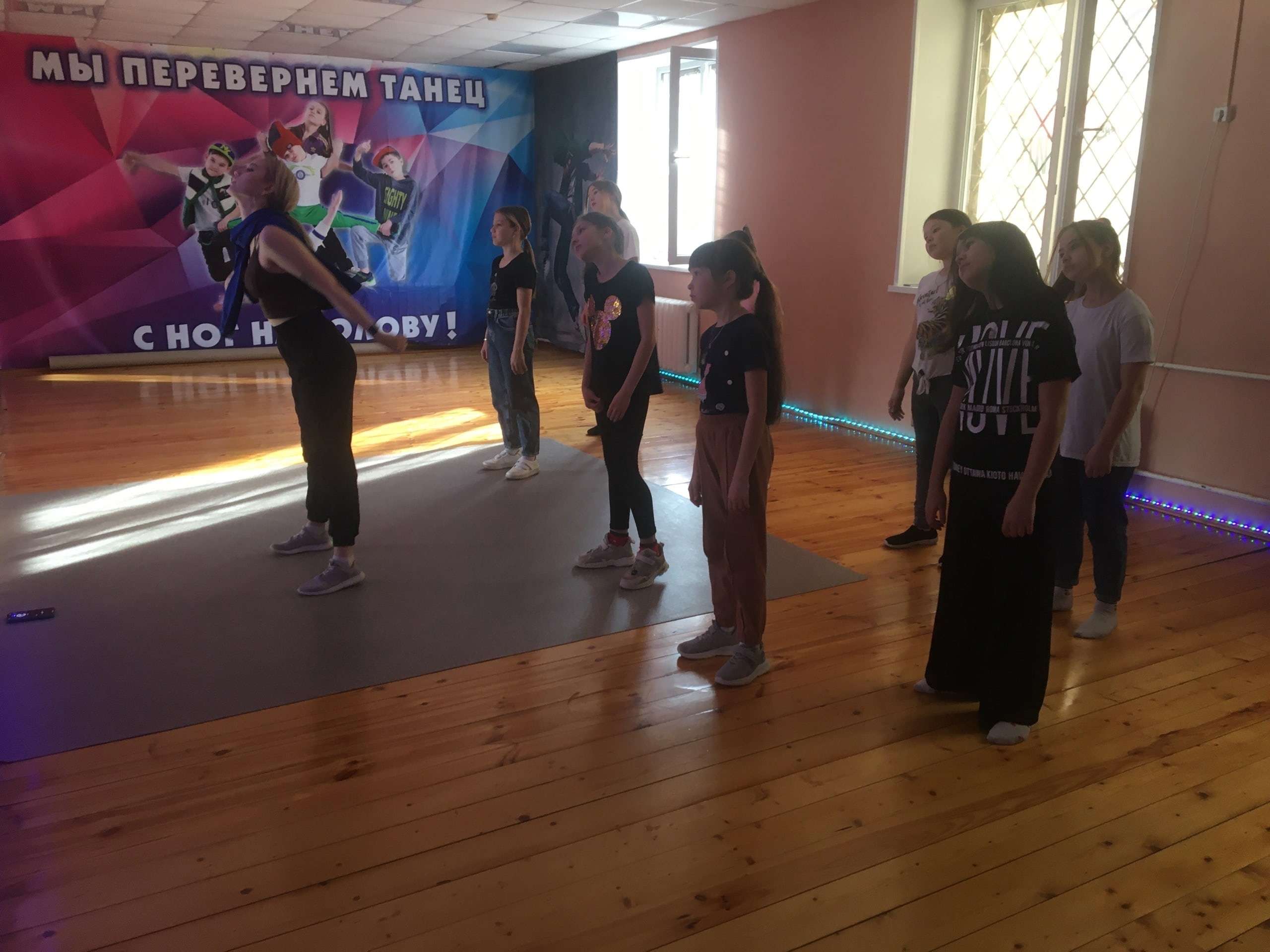 Воспитанники студии танца «Движение» Молодёжного центра «Вираж» посетили мастер-класс по хип-хопу в подростковом клубе «Орлёнок»