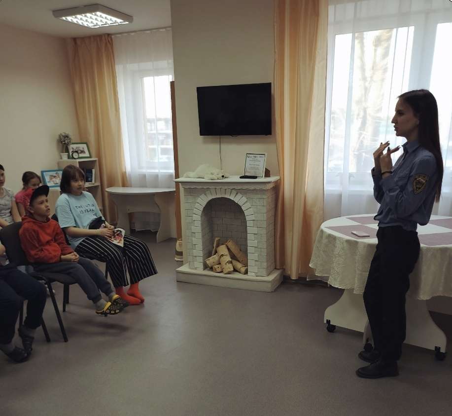 6 апреля в Молодёжном центре «Вираж» состоялась беседа инспектора Центра общественной безопасности г