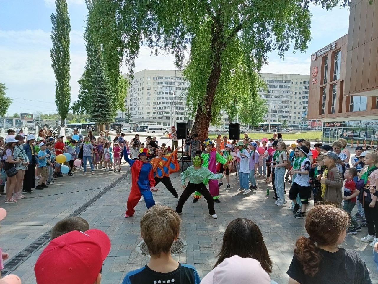 В день защиты детей воспитанники подросткового клуба «Северный» провели игровую программу в сквере "Дубки" возле фонтана "Танцующие журавли"