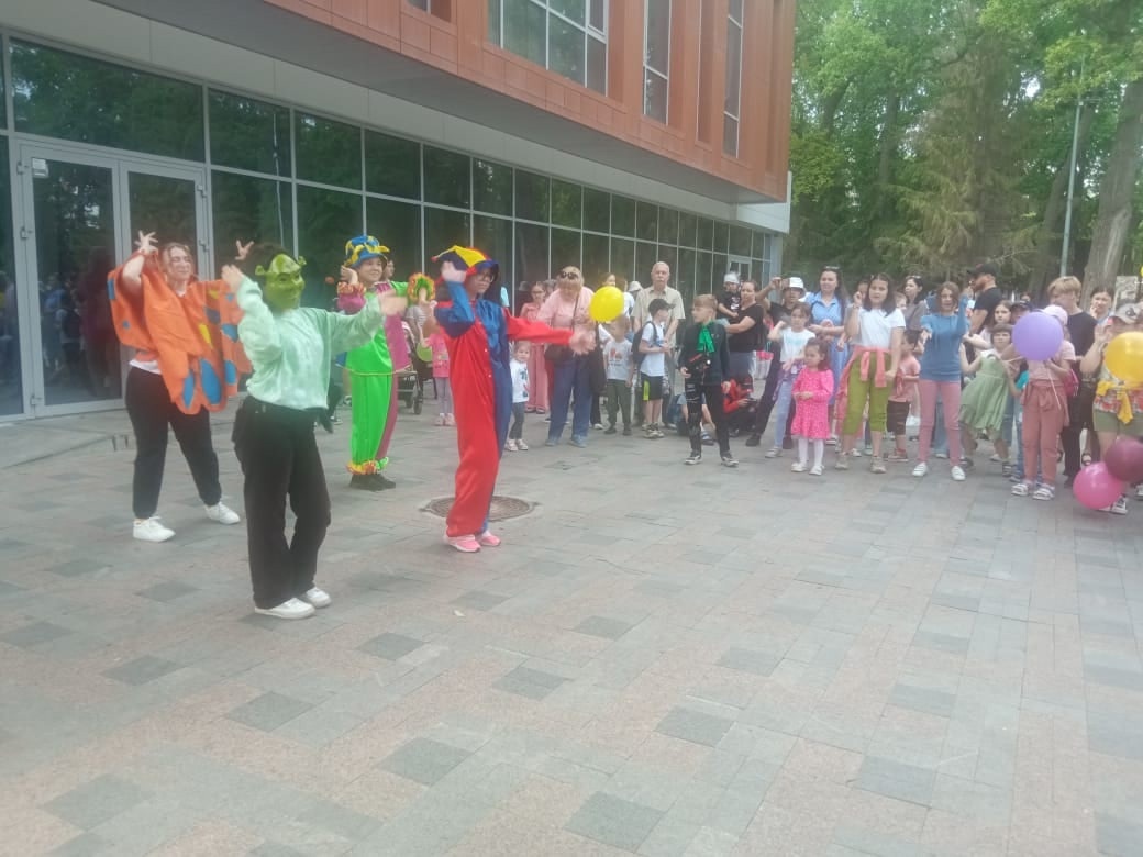 В день защиты детей воспитанники подросткового клуба «Северный» провели игровую программу в сквере "Дубки" возле фонтана "Танцующие журавли"