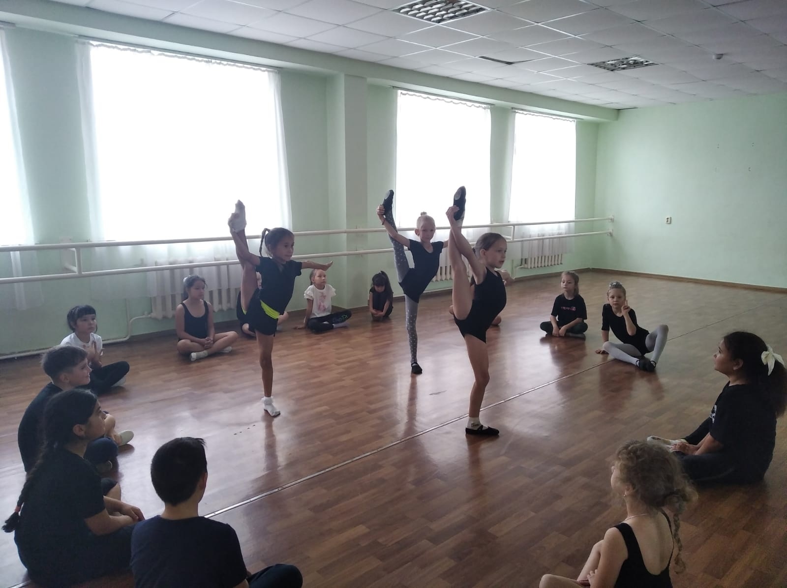 22 сентября в младшей группе  танцевальной студии  "PROдвижение" прошла беседа " Искусство балета"