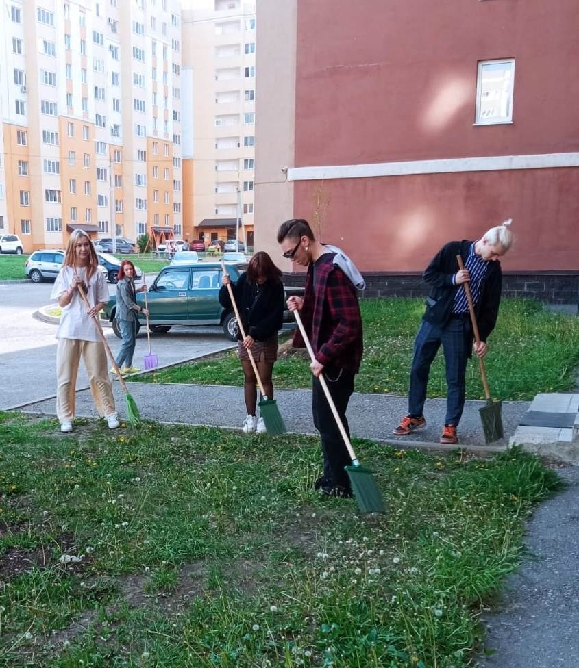 16 сентября в Молодёжном центре "Вираж" педагоги и воспитанники вышли на общегородской субботник и расчистили прилегающую территорию от мусора и опавших листьев