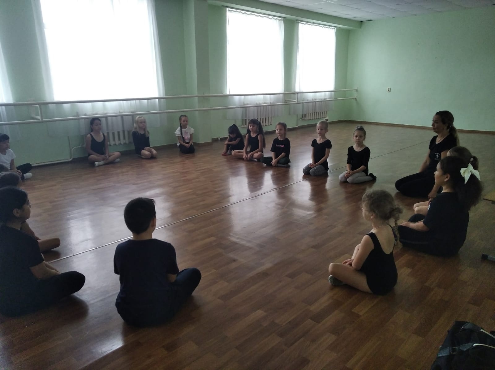 22 сентября в младшей группе  танцевальной студии  "PROдвижение" прошла беседа " Искусство балета"