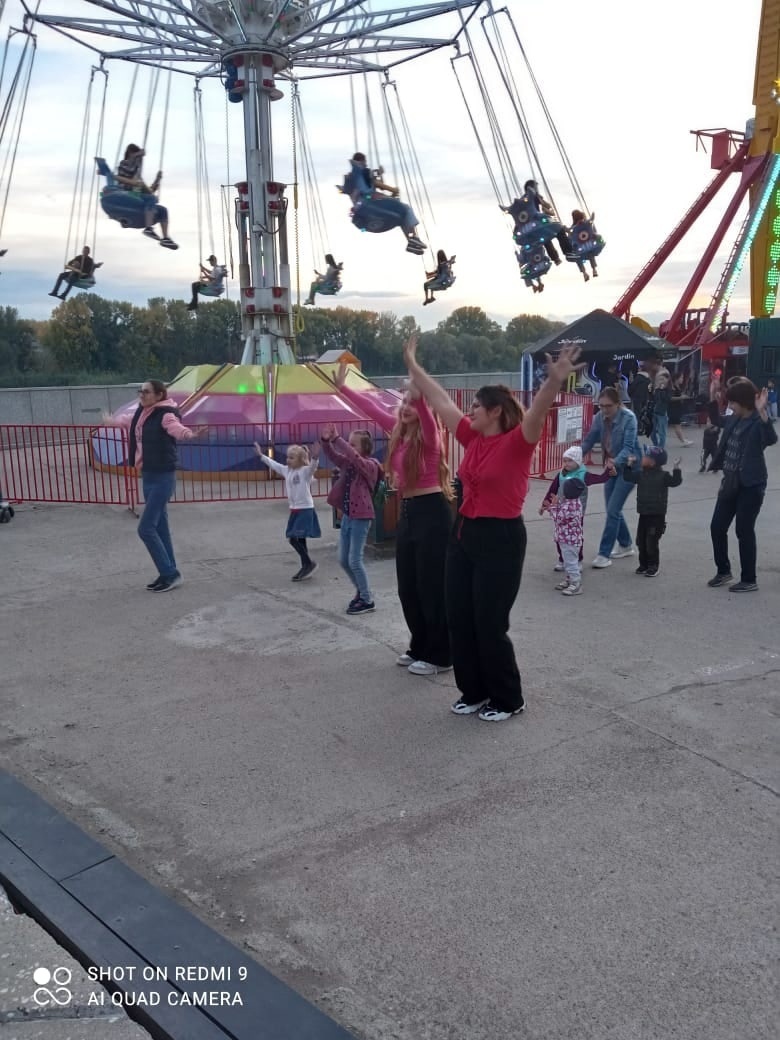 16 сентября в Семейном парке "Дустар" педагоги и воспитанники Молодёжного центра "Вираж" провели развлекательную программу для гостей и жителей города