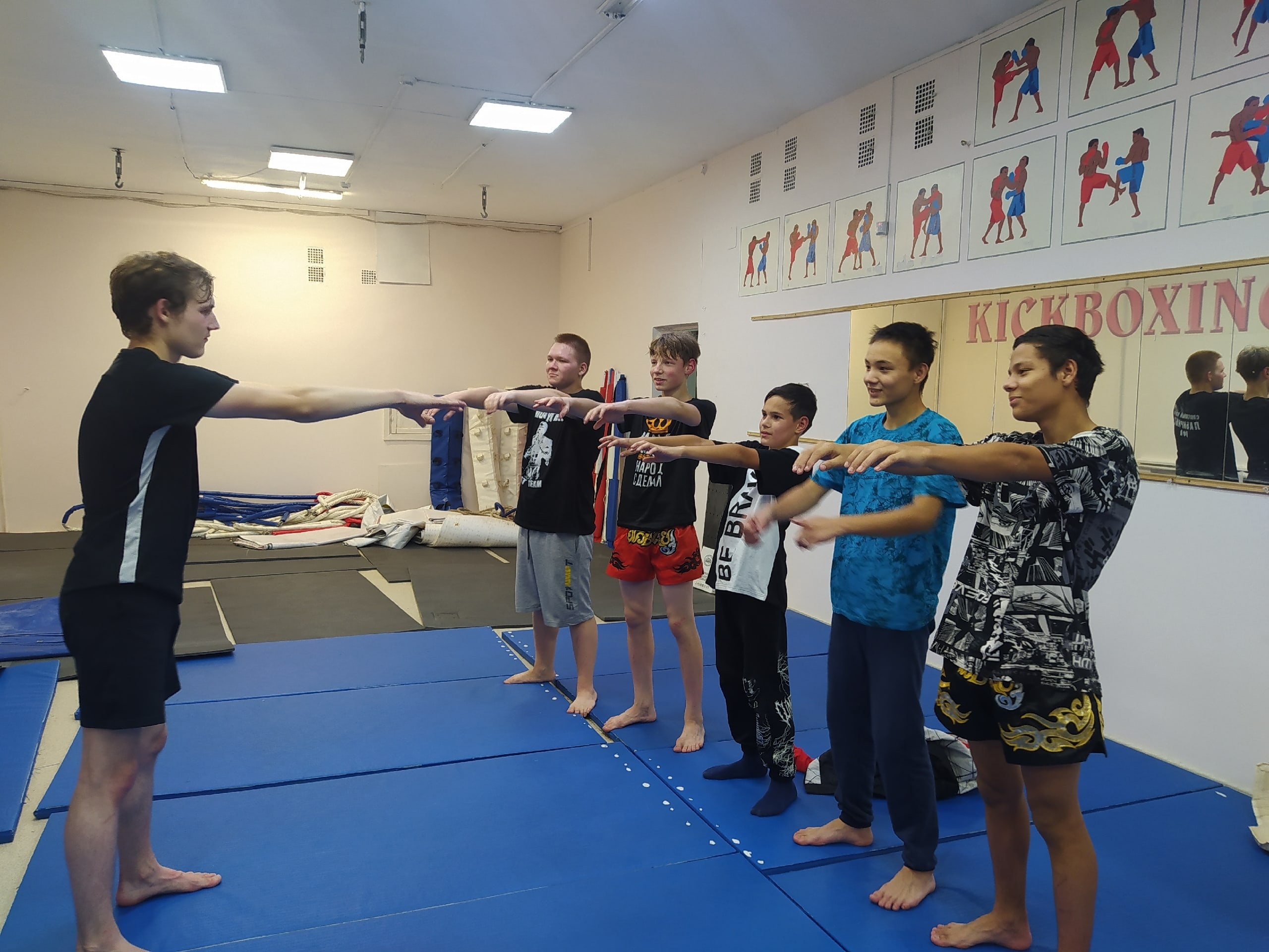 Сегодня занимающиеся секции тайский бокс приняли участие в профилактическом мероприятии "Круглый стол " Адаптация в новом коллективе"