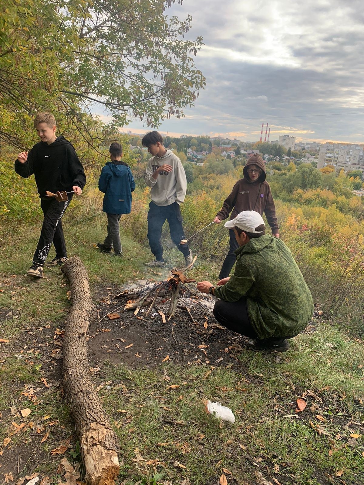 Воспитанники подросткового клуба Северный сходили в осенний поход на Курочкину гору