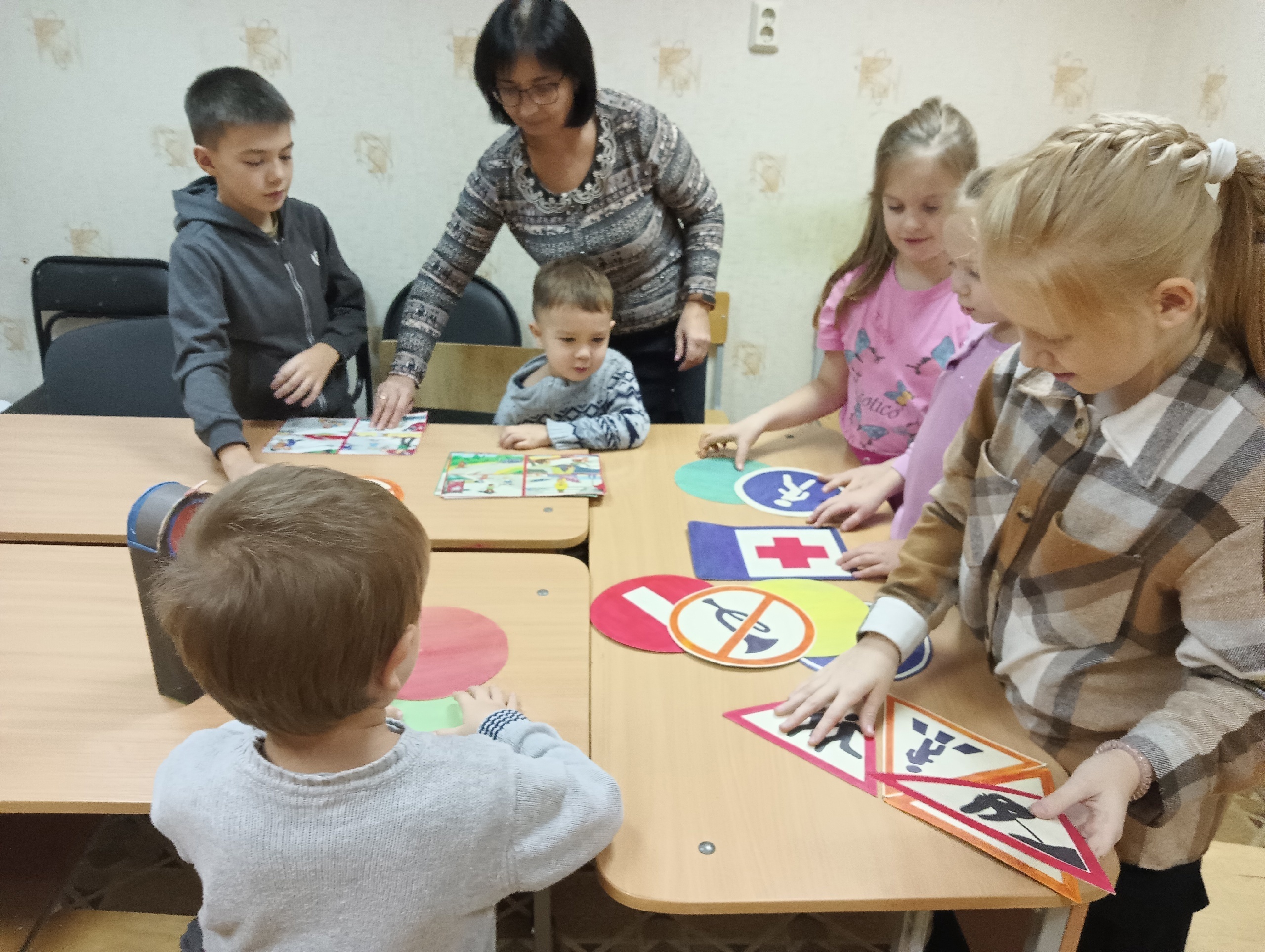 16 ноября педагог ДО Лиля Ахатовна Хайруллина провела познавательную квиз-игру "Осторожно