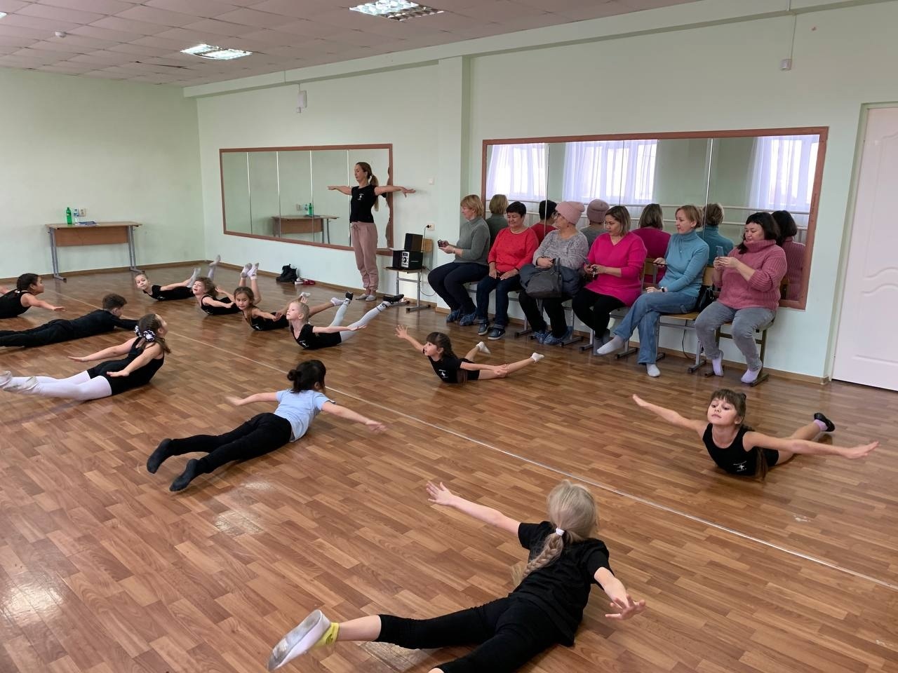 20 ноября в младшей группе танцевальной студии "PROдвижение" прошёл открытый урок по хореографии