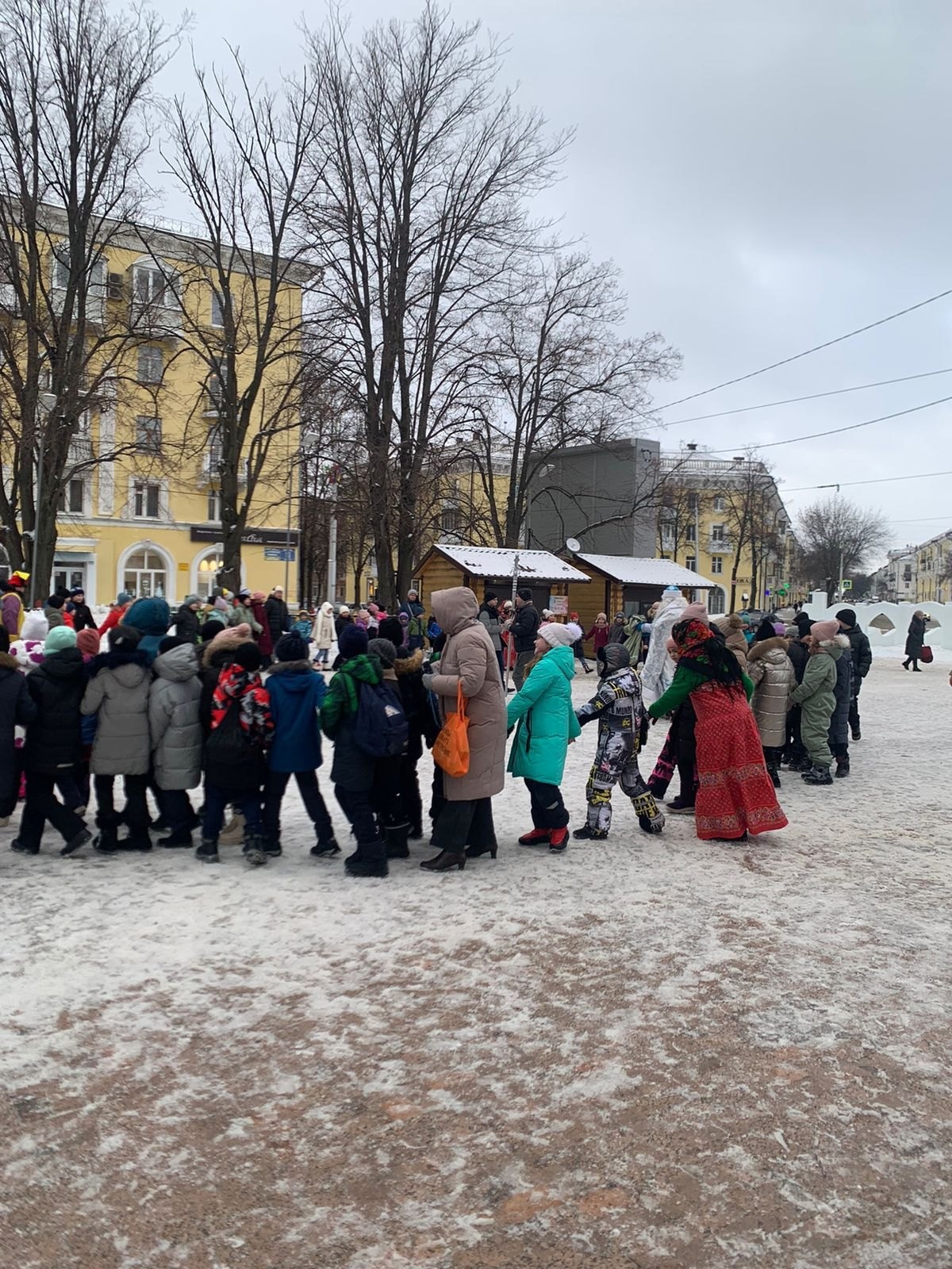 На площади Серго Орджоникидзе состоялось торжественное открытие районной ёлки