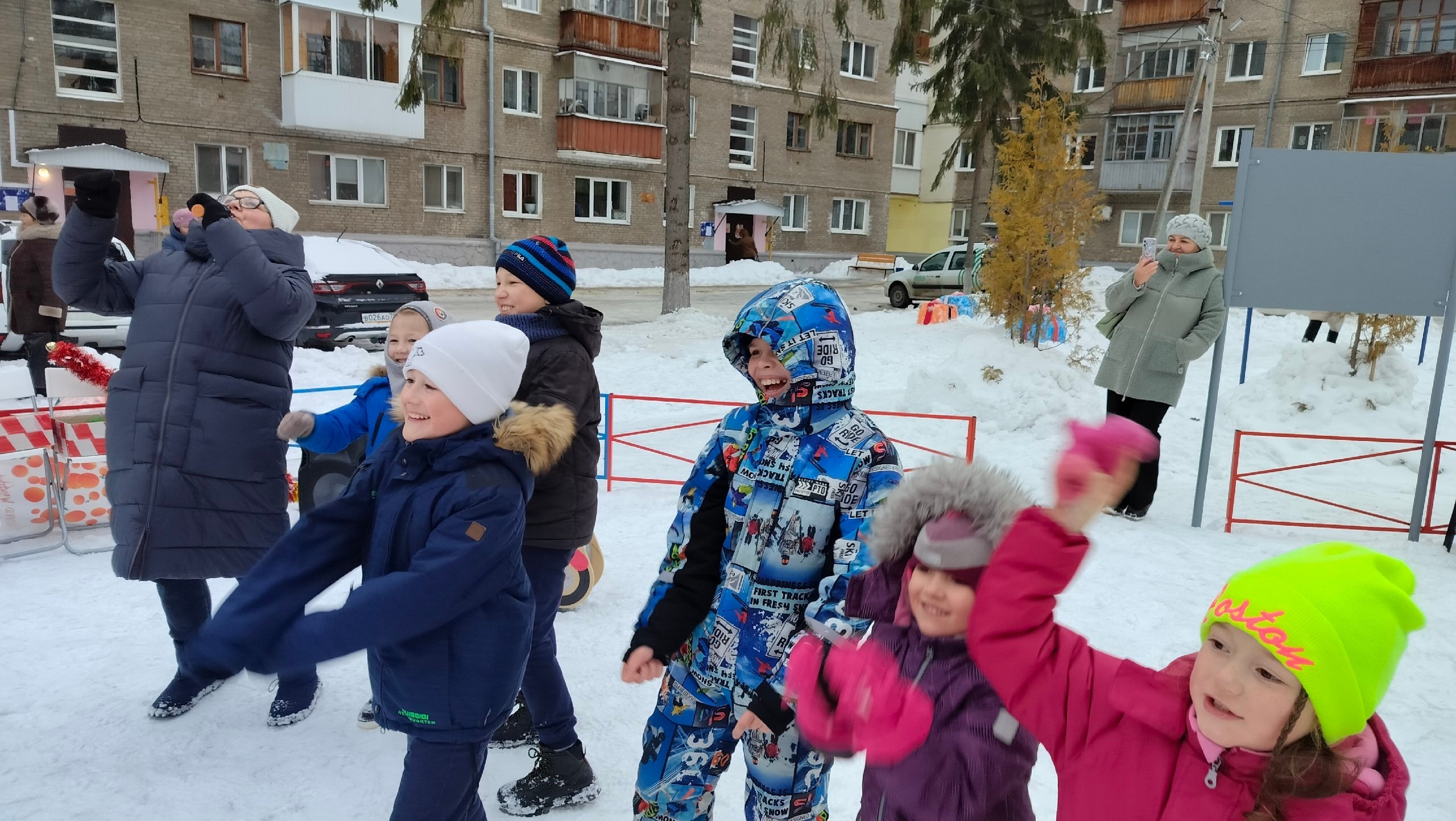 26 декабря педагоги Молодёжного центра "Вираж" провели Новогодний праздник в "Башкирском дворике", расположенном на улице Ульяновых, дом 48