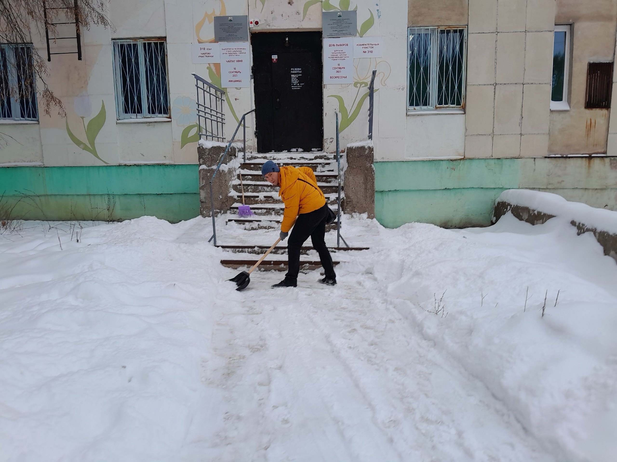 Провели сегодня чистку снега на территории ПК "Факел"