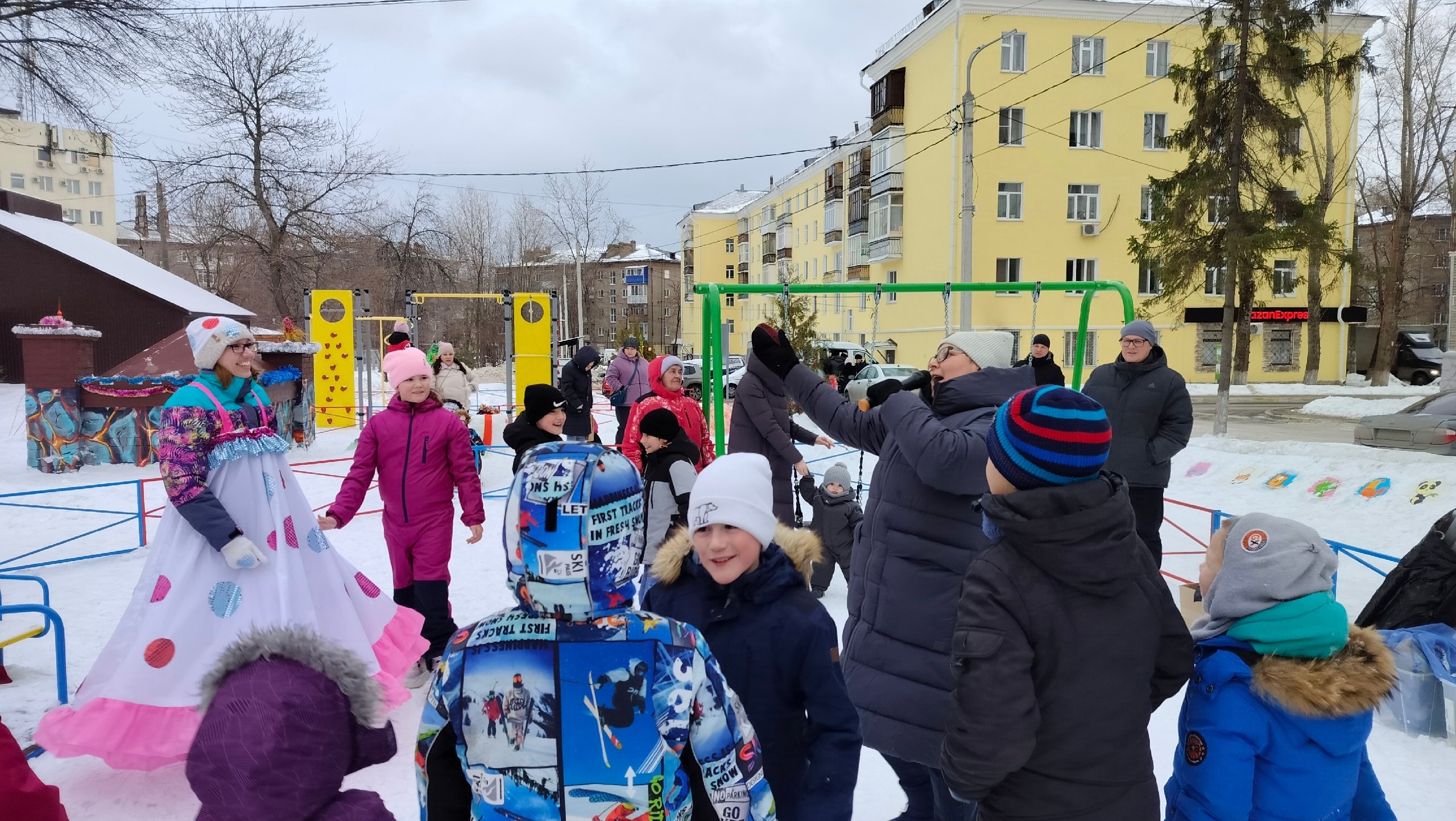 26 декабря педагоги Молодёжного центра "Вираж" провели Новогодний праздник в "Башкирском дворике", расположенном на улице Ульяновых, дом 48