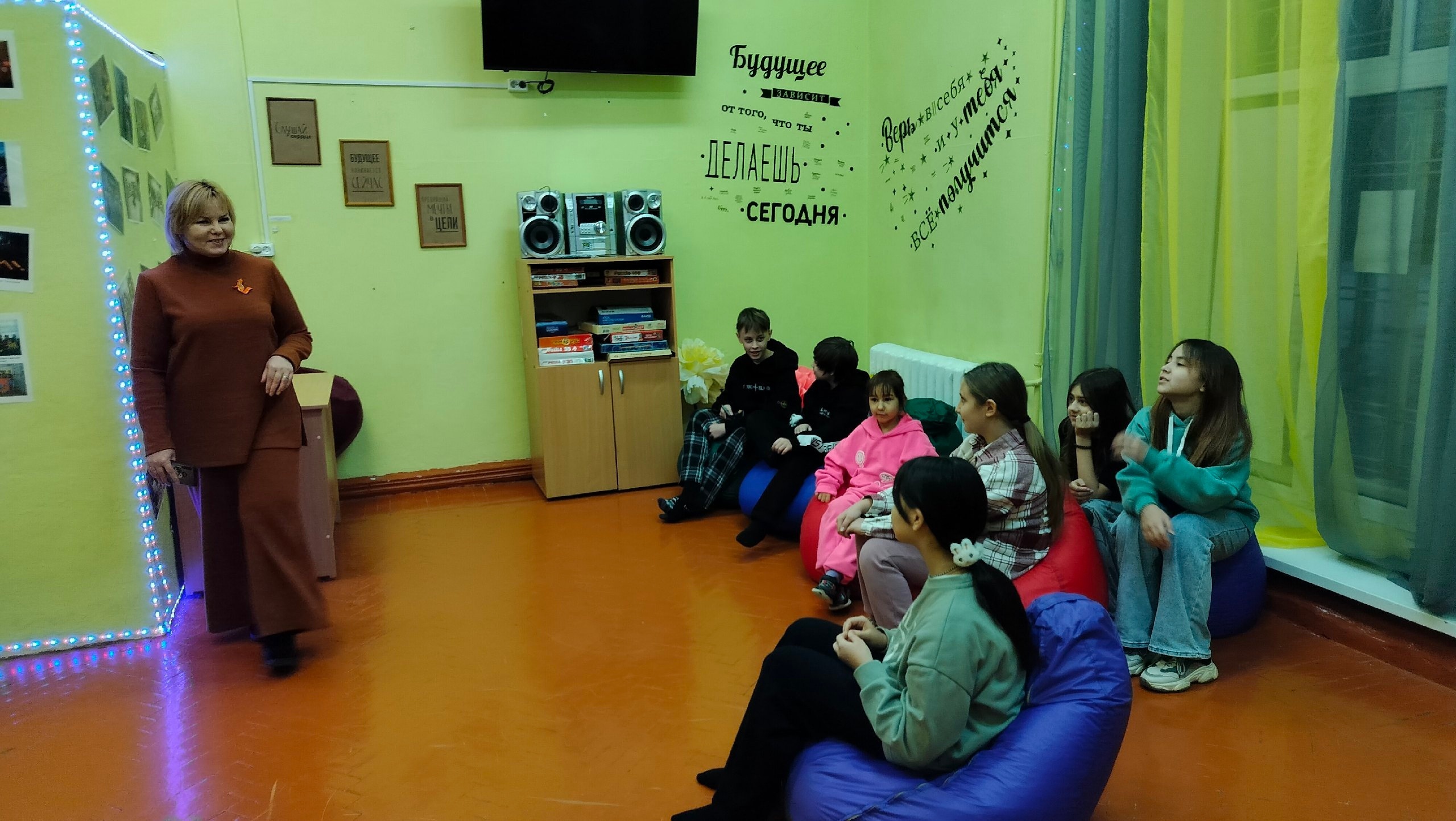 Воспитанники Молодёжного центра "Вираж" посетили с познавательной экскурсией подростковый клуб "Орлёнок" МБУ Объединения клубов для детей, подростков и молодёжи "Диалог"