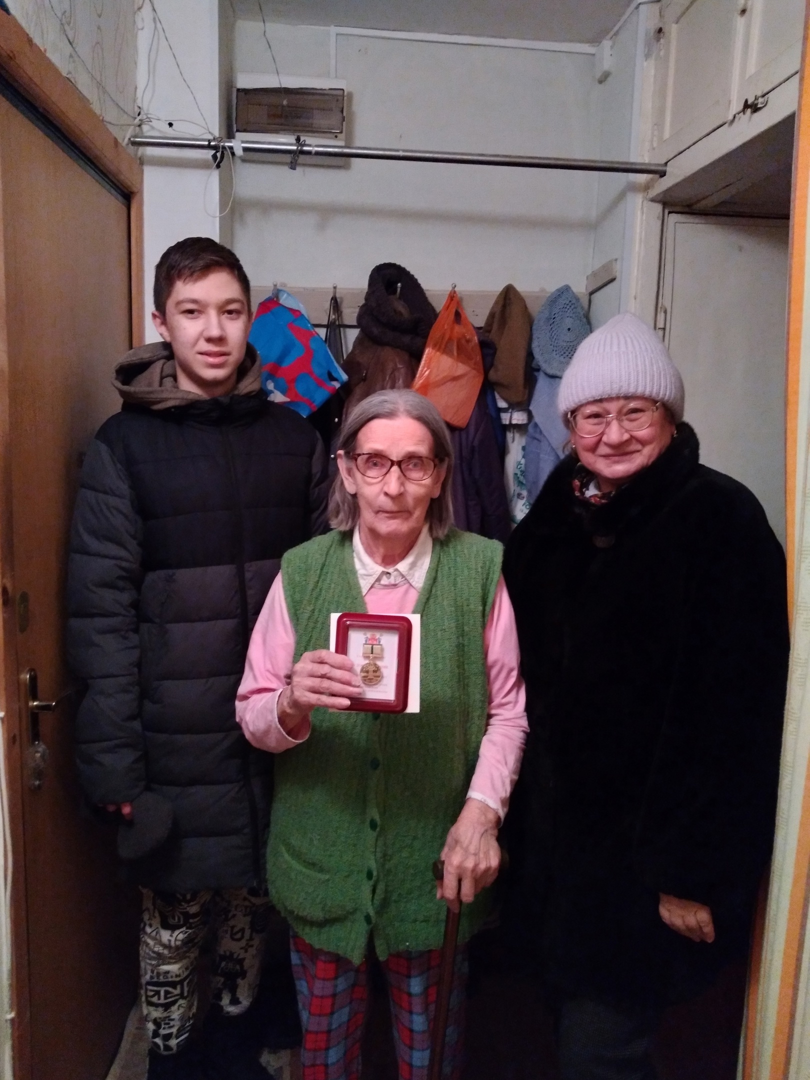 Вручение медали с удостоверением « 80-лет снятия блокады Ленинграда»