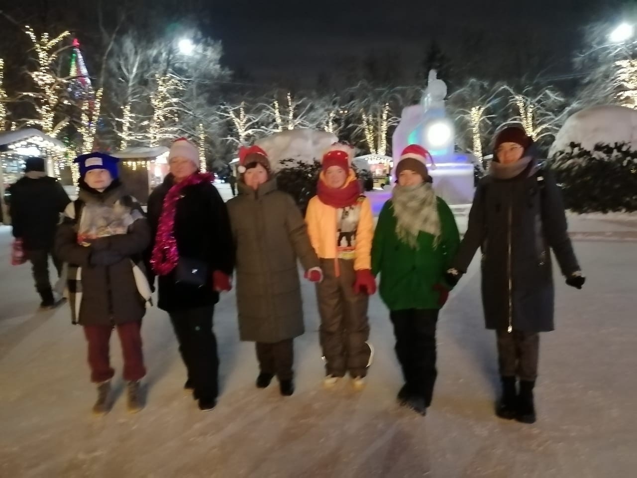 8 января сотрудники и воспитанники подростковых клубов "Юность" и "Орленок" МБУ ОКДПМ "Диалог" приняли участие в качестве аниматоров и волонтеров  возле резиденции Деда Мороза