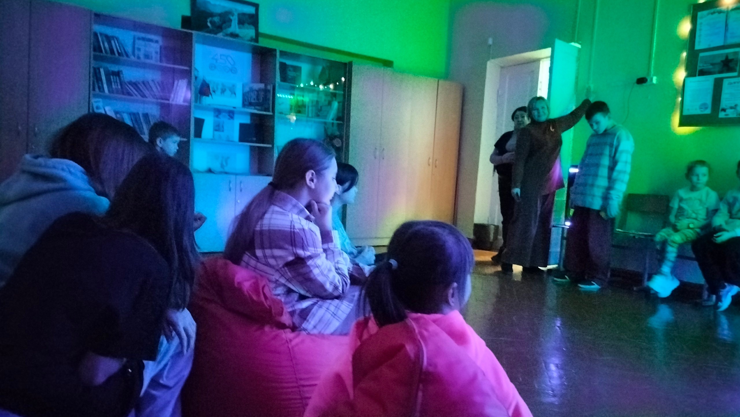 Воспитанники Молодёжного центра "Вираж" посетили с познавательной экскурсией подростковый клуб "Орлёнок" МБУ Объединения клубов для детей, подростков и молодёжи "Диалог"