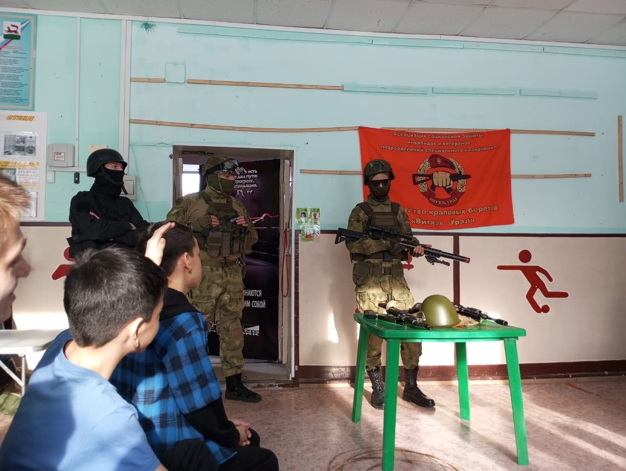 В подростковом клубе Рекорд  состоялась  выставка современного вооружения Армии России