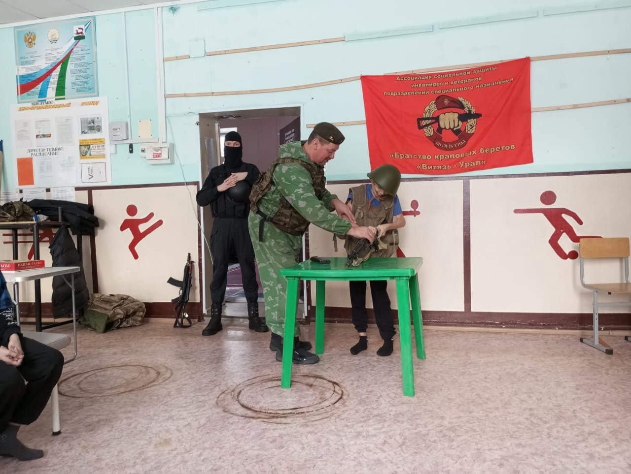 В подростковом клубе Рекорд  состоялась  выставка современного вооружения Армии России