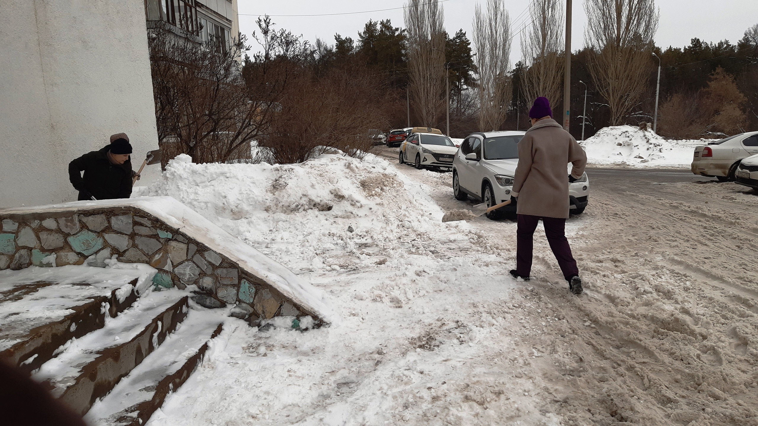 Педагоги и воспитанники подросткового клуба "Радуга" вновь вышли на бой со снежными завалами