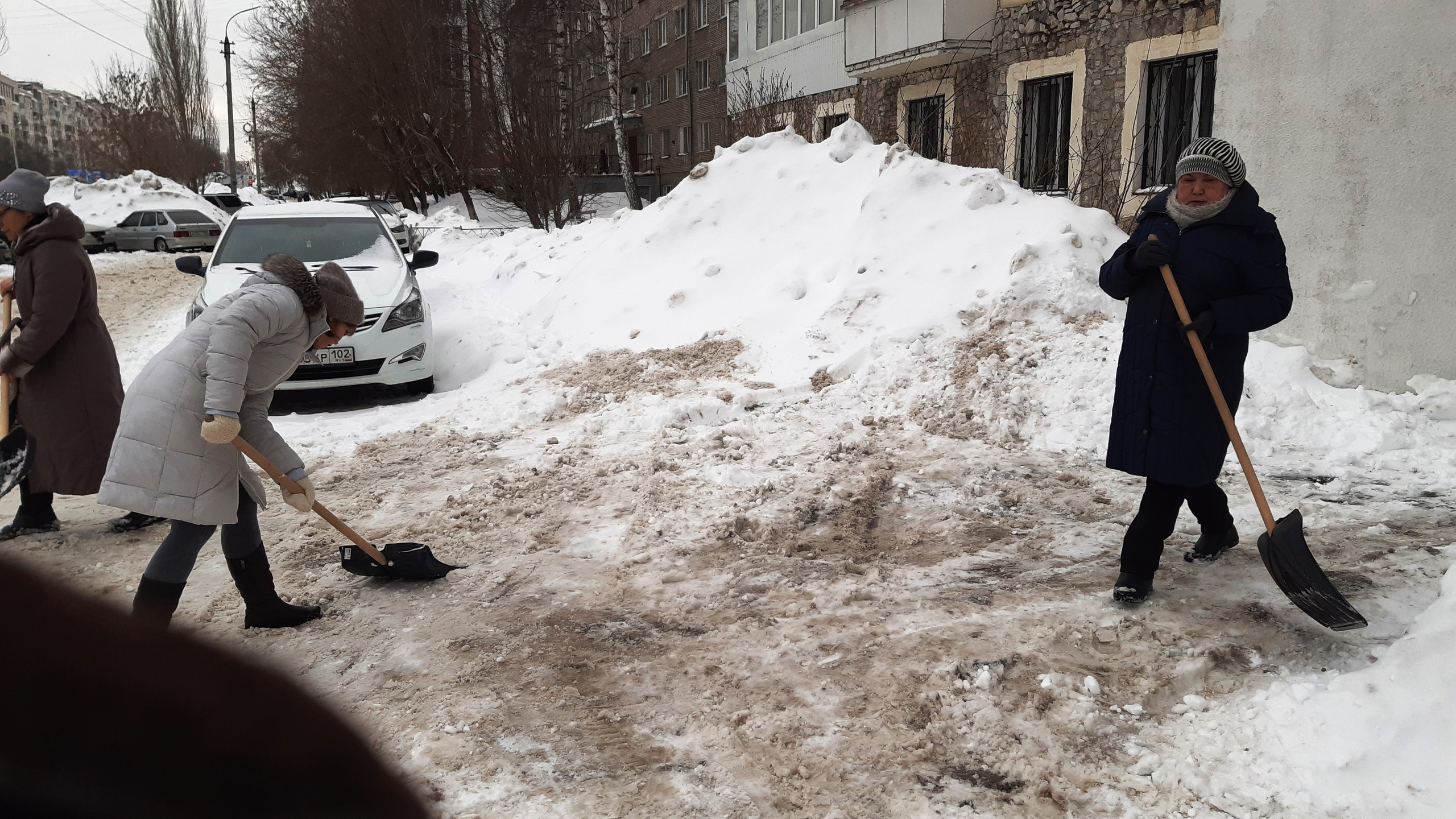 Педагоги и воспитанники подросткового клуба "Радуга" вновь вышли на бой со снежными завалами