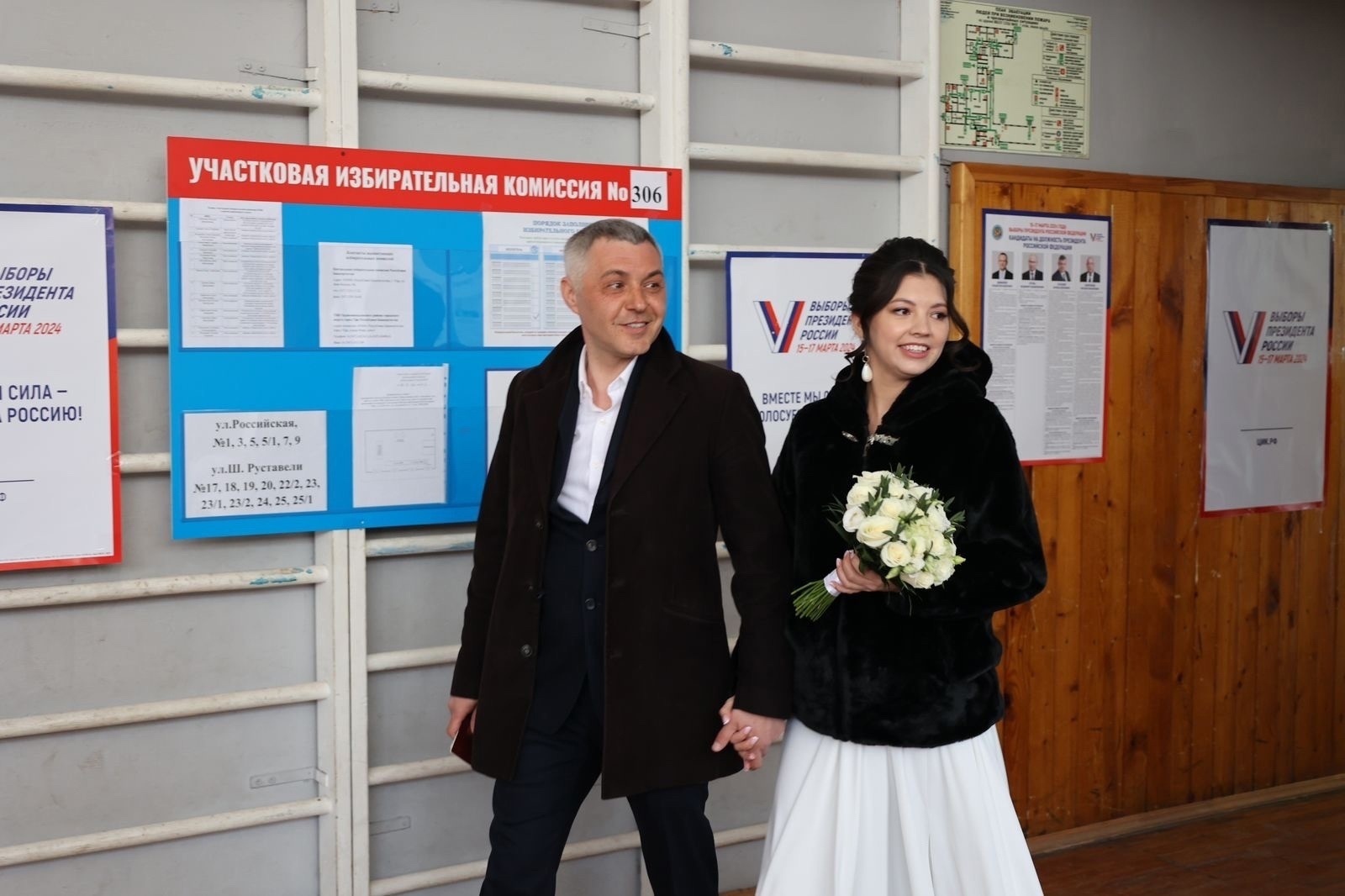 Даже столь знаменательный день — день свадьбы для молодоженов Руслана и Ларисы Ганеевых не стал поводом отменить посещение участковой избирательной комиссии №306